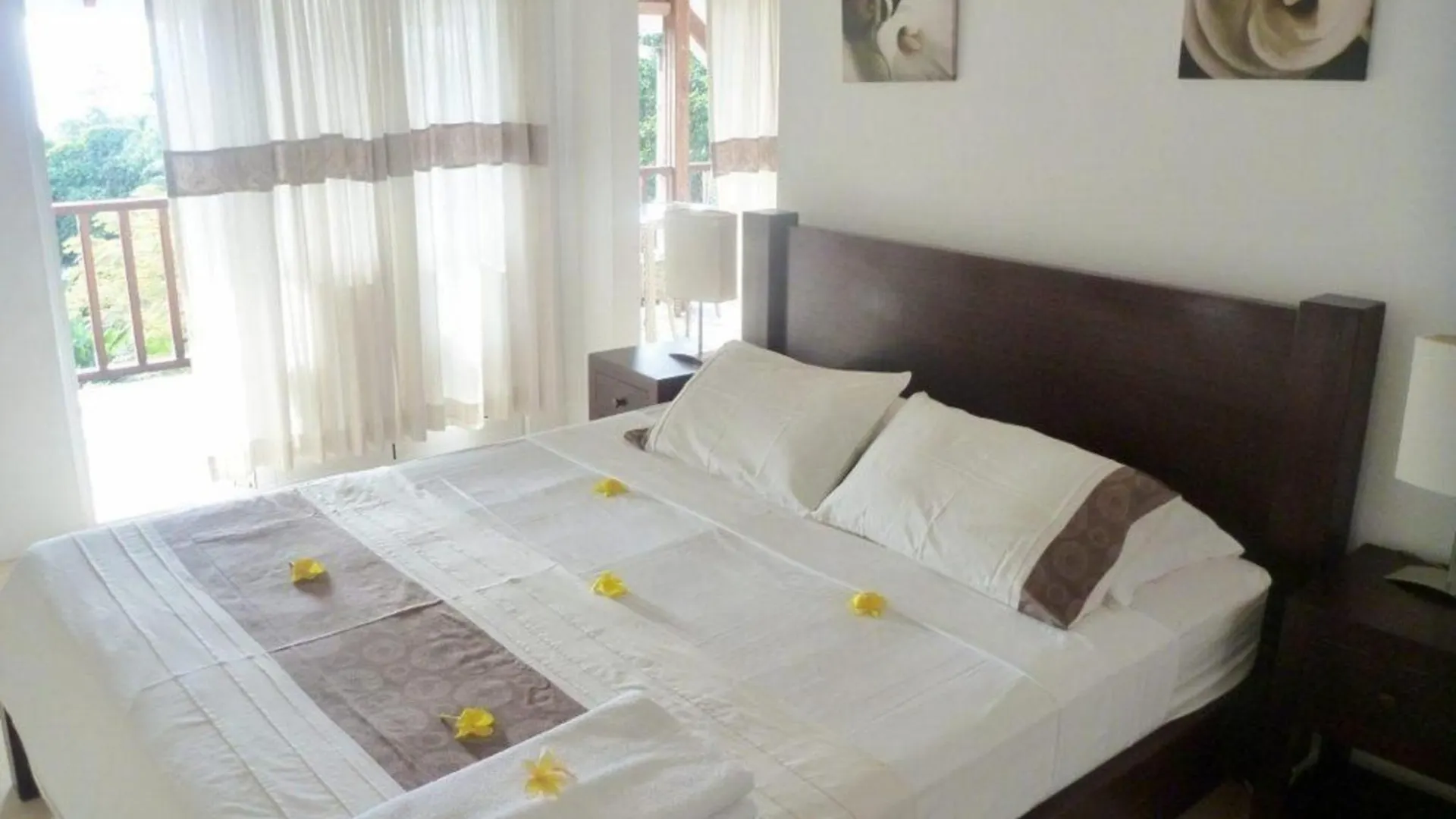 Eine Apartmentwohnung Mit Balkon Oder Terrasse Und Meerblick Oder Panoramablick Beau Vallon  Apartment