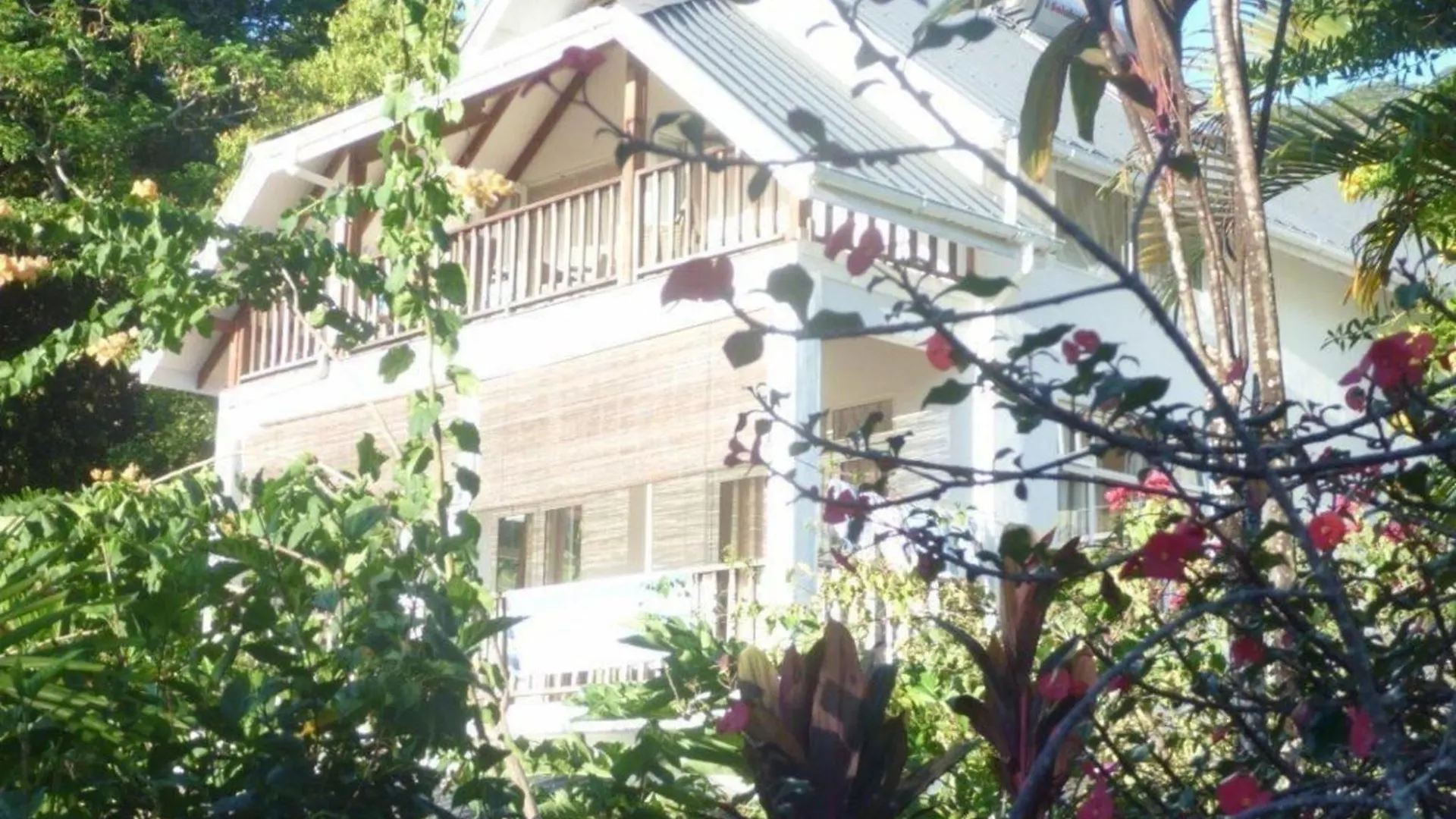 Apartment Eine Apartmentwohnung Mit Balkon Oder Terrasse Und Meerblick Oder Panoramablick Beau Vallon  Seychelles