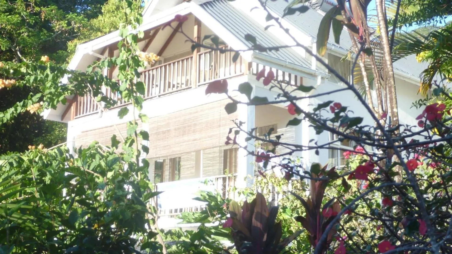Eine Apartmentwohnung Mit Balkon Oder Terrasse Und Meerblick Oder Panoramablick Beau Vallon  Seychelles