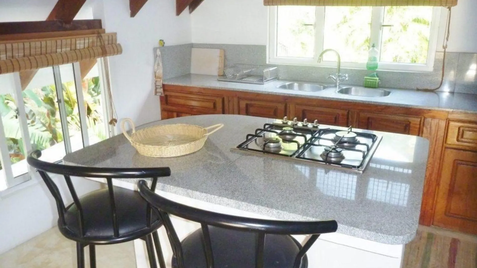 Eine Apartmentwohnung Mit Balkon Oder Terrasse Und Meerblick Oder Panoramablick Beau Vallon