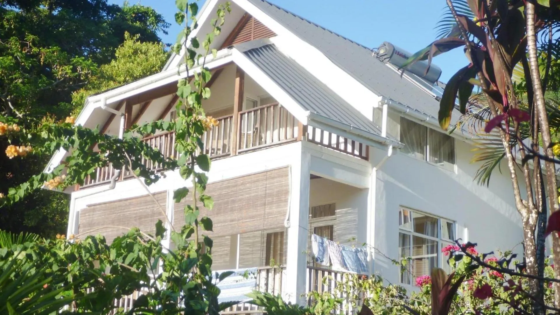 Apartment Eine Apartmentwohnung Mit Balkon Oder Terrasse Und Meerblick Oder Panoramablick Beau Vallon